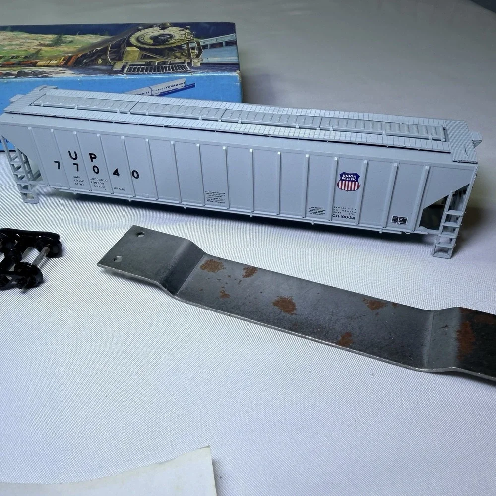 Ho Scale Athearn‎ Union Pacific 4452 54' Covered Hopper UP Blue Box Chess IE